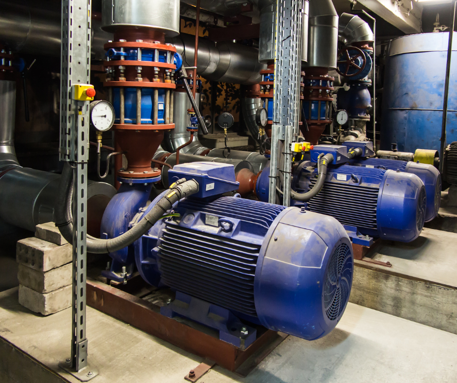 Instalación industrial con motores y sistema de bombeo